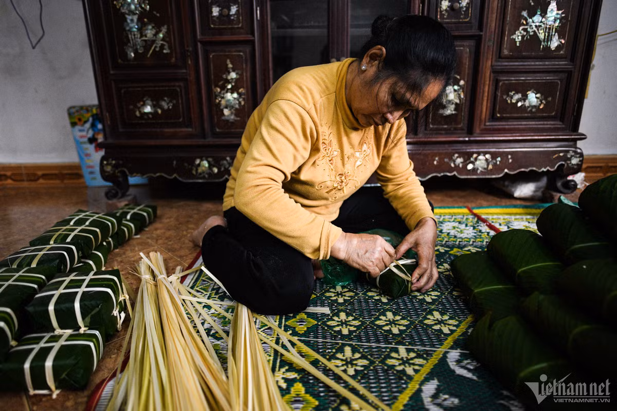 Bà Liên chọn gạo nếp cái hoa vàng, lá dong của làng Tràng Cát (Hà Nội). Ngoài dịp Tết, hàng tháng vào mùng 1, ngày rằm, gia đình bà Liên cũng bán bánh chưng. Từ lâu, nghề này giúp cho gia đình bà có nguồn thu nhập chính.