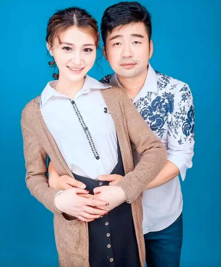 Li Mei (31 tuổi) và chồng đã trở thành cặp đôi "huyền thoại" ở địa phương vì câu chuyện sinh con của mình. Ảnh: Sohu.