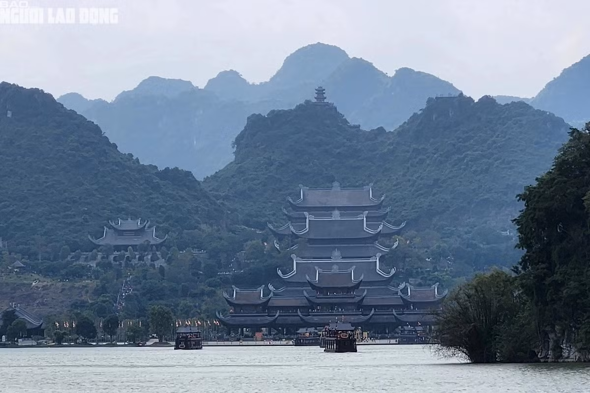 Khu quần thể chùa Tam Chúc nhìn từ hồ Tam Chúc.