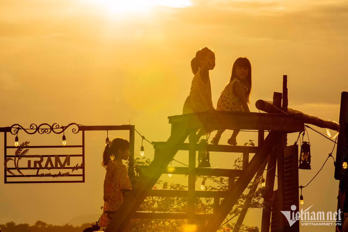 Ánh nắng cuối chiều vàng ươm, buông xuống quán cà phê, tạo nên khoảnh khắc tuyệt đẹp như một thứ độc lạ ít nơi nào có được.