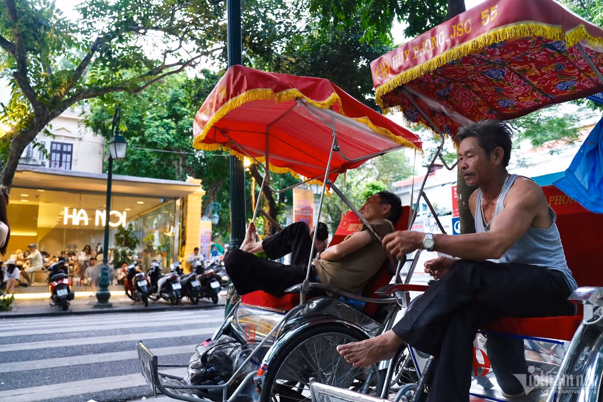 Ông Thiện (61 tuổi), một người đạp xích lô lâu năm trên phố Tông Đản không thấy bất ngờ trước cảnh xếp hàng uống cà phê từ khi trời chưa sáng. "Cả tuần nay, lúc nào quán cũng kín xe. Có hôm đông, khách đứng tràn cả ra đường để chụp ảnh. Khác với trước đây, con phố này chỉ thưa thớt người qua lại", ông kể.