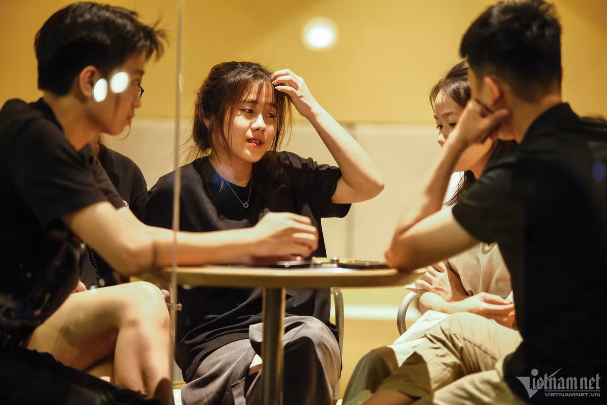 Trong số này, phần lớn bạn trẻ chọn cách đi uống cà phê từ sáng sớm để tụ tập bạn bè. Một vài người đến vì tò mò, số khác lại đến để chụp ảnh "sống ảo" bắt xu hướng (trend).
