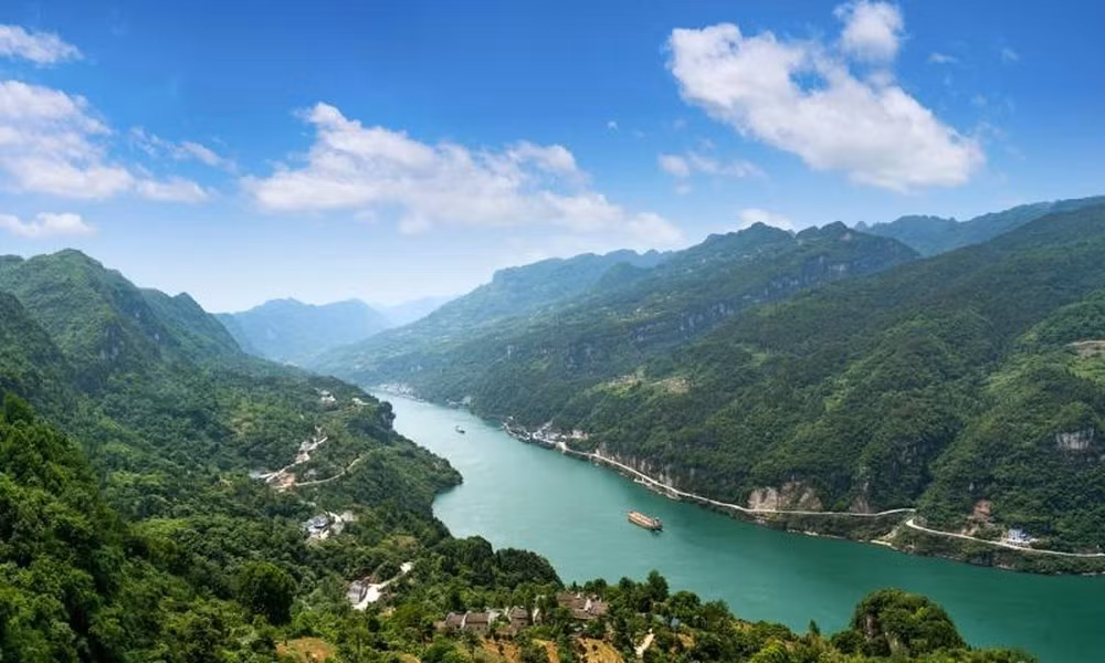 Sông Trường Giang dài khoảng 6.385 km, bắt nguồn từ phía Tây Trung Quốc và chảy về phía Đông đổ ra Biển Hoa Đông. Sông rất nguy hiểm vì đá và mực nước lên xuống thất thường.