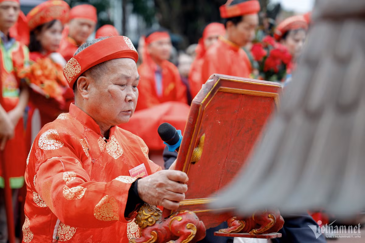 Ông Bùi Quang Nhật 81 tuổi là người đồng tôn tạo lại Đình Ném Thượng. Ông cho biết, người được chọn nuôi “ông ỉn" hằng năm sẽ thay đổi theo năm. Năm trước là hội đồng khoá 1975, năm nay là 1976.