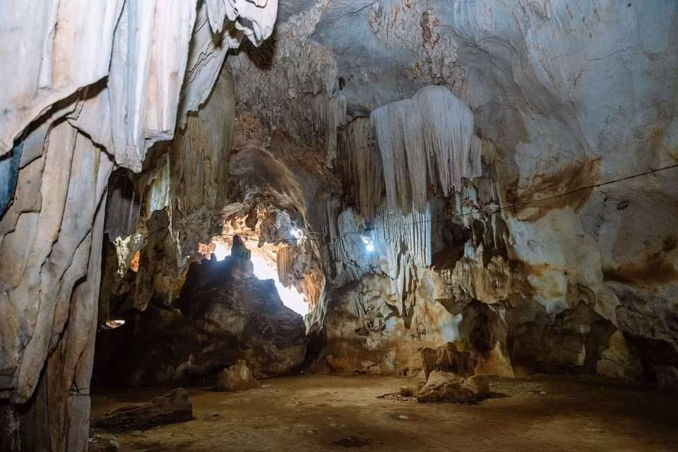 Hang Bua là một trong những di tích khảo cổ ở Nghệ An, chứa đựng dấu tích văn hóa của nhiều thời đại. Được Bộ Văn hóa - Thông tin (nay là Bộ Văn hóa, Thể thao và Du lịch) xếp hạng Danh lam thắng cảnh cấp quốc gia năm 1997.