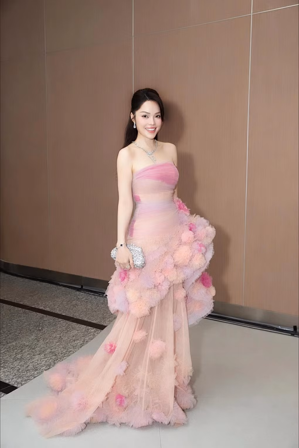 Trước ý kiến cho rằng Dương Cẩm Lynh "kể khổ" khi mang chuyện nợ nần lên mạng xã hội, cô giải thích: "Tôi không phải là người thích than vãn hay muốn ai giúp đỡ mình. Tôi cũng không đổ lỗi, không oán trách ai. Nhưng vì tôi là người của công chúng, nên tôi mong muốn nếu chị em phụ nữ nào ở trong hoàn cảnh như tôi, thì hãy suy nghĩ tích cực, mạnh dạn thay đổi, giữ vững tinh thần trước nghịch cảnh".
