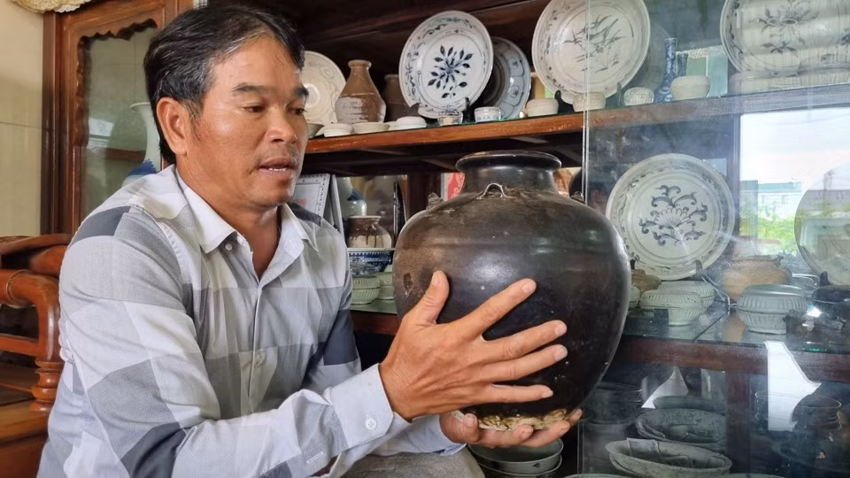 Chum dùng đựng rượu, đựng nước, thế kỷ 17.