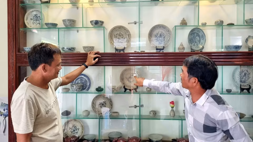 Gành Cả là một ngôi làng ở Châu Thuận Biển với khoảng 300 hộ dân, trong đó quá hơn 150 hộ sưu tầm trưng bày cổ vật như chén, đĩa, ly, bình...