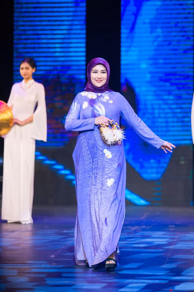 Phu nhan dai su quoc te tham gia Tuan le ao dai Viet Nam-Hinh-8