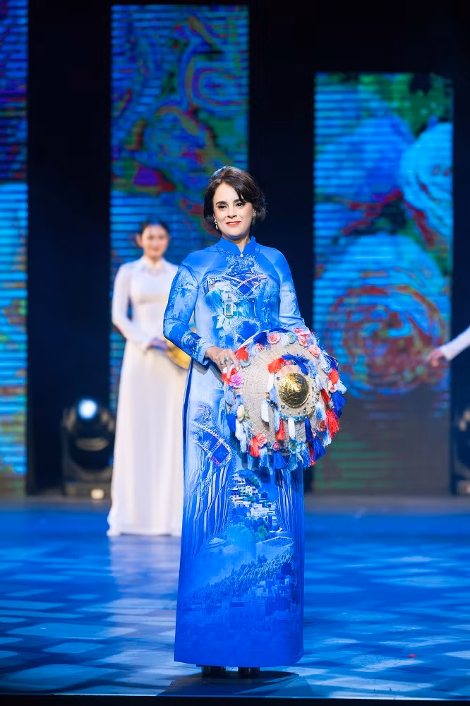 Phu nhan dai su quoc te tham gia Tuan le ao dai Viet Nam-Hinh-7