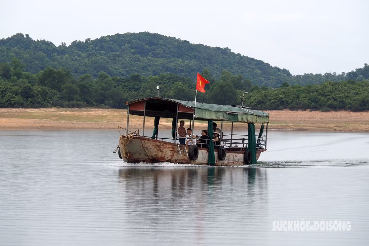 Đến với địa điểm này, du khách sẽ sẽ được thả mình vào không gian mát mẻ, thoáng đãng, chiêm ngưỡng được vẻ đẹp hữu tình với những ngọn đồi xanh thẫm bao quanh và làn nước trong lành tinh khiết.
