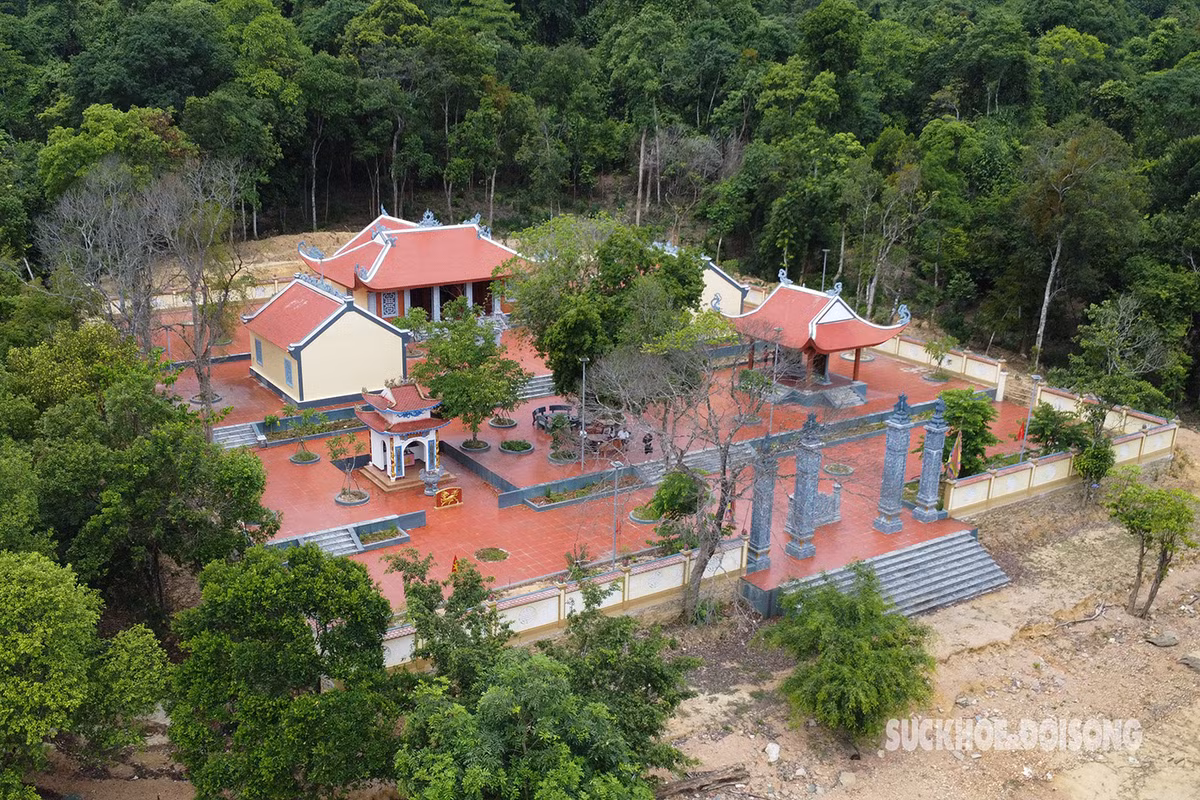 Năm 2011, Ban Quản lý khu bảo tồn thiên nhiên Kẻ Gỗ cùng các tổ chức, đơn vị, nhà hảo tâm đã lập nên một ngôi miếu nhỏ để hương khói cho các liệt sỹ đã hy sinh tại lòng hồ. Đến ngày 18/7/2022, qua các nguồn tài trợ, công trình Đền thờ anh hùng liệt sỹ tại hồ Kẻ Gỗ chính thức được khởi công và đến nay đã hoàn thành.
