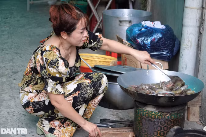 Bữa liên hoan sum họp nơi dãy trọ nghèo - Hình 3 Bua lien hoan sum hop noi day tro ngheo-Hinh-3