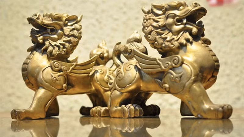Đặt Tỳ Hưu trong nhà, đặc biệt gần hoặc trên két sắt không chỉ giúp chủ nhà tăng cường tài lộc, dồi dào tiền bạc, thúc đẩy sự phát triển trong kinh doanh và sự nghiệp, mà còn có vai trò như một người canh gác, ngăn chặn tài sản bị thất thoát.