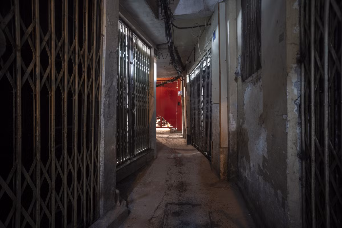 Maison KN là ngôi nhà phố diện tích 69m2, được thiết kế bởi Nghia-Architect và xây dựng năm 2023, tại Hà Nội. Nhìn từ xa, ngôi nhà ấn tượng bởi mặt tiền với những hình khối màu đỏ đậm. Bước vào bên trong, nhiều người không khỏi ngỡ ngàng bởi công năng và không gian thông thoáng, ấn tượng với cầu thang trắng như dải lụa, khu vườn xanh mát.
