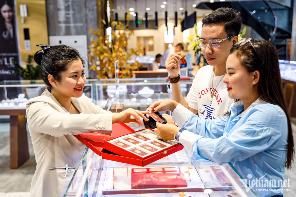 Trước ngày vía Thần Tài (mùng 10 tháng Giêng), các đơn vị phân phối vàng nổi tiếng đã chuẩn bị những sản phẩm độc đáo phục vụ khách. Năm nay, hình tượng rồng không chỉ là biểu tượng cho năm Giáp Thìn mà còn là bao hàm ý nghĩa may mắn, vươn lên, được nhiều đơn vị phân phối vàng chọn làm chủ đề bộ sưu tập.