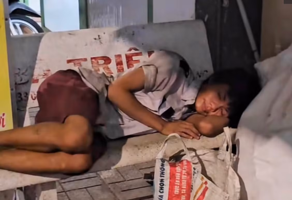 Ngu quen tren chuyen xe, cau be 8 tuoi luu lac suot 10 nam-Hinh-2