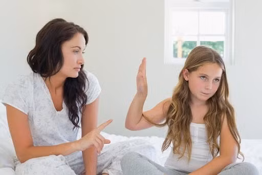 Có câu nói, con không dạy là lỗi của cha, con học không tốt thì cha mẹ phải chịu trách nhiệm. Cha mẹ khi giáo dục con cái cần chú ý dạy dỗ bằng lời nói và việc làm, dùng lời nói và việc làm của mình để tác động đến con cái, làm gương cho con cái, hình thành hình ảnh tốt đẹp cho con cái. 