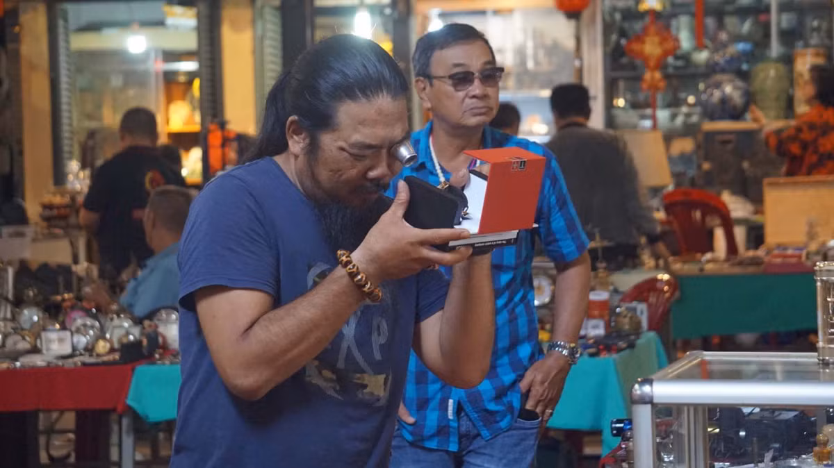 Khách có thể ngắm nghía, sờ nắn các món đồ mà không sợ người bán hàng phiền lòng. Ảnh: Thái Bảo