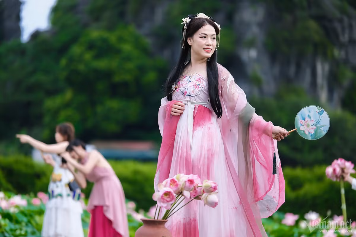 Để có những bức hình ấn tượng, nhiều bạn trẻ lựa chọn những trang phục độc đáo, nổi bật như: áo yếm, áo dài, váy cổ trang… kèm theo nhiều phụ kiện, đạo cụ cầm tay như quạt, nón, hoa sen…