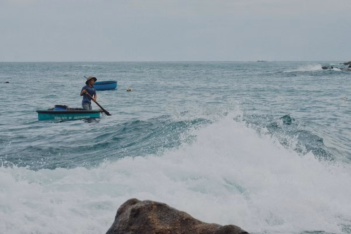Do điểm đến còn hoang sơ, bãi biển hơi dốc nên du khách nên chú ý đảm bảo an toàn cho bản thân khi đi tham quan. Ảnh: Tuyên Parafu