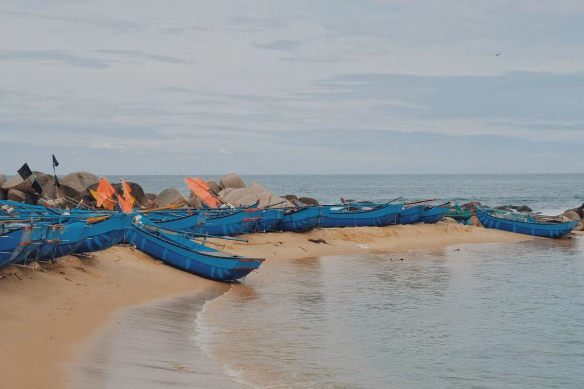 Đến đây, khách du lịch có thể trải nghiệm cuộc sống bình dị của người dân địa phương, tham gia các hoạt động như đi thuyền thúng ra biển, câu cá, lặn ngắm san hô… Ảnh: Tuyên Parafu