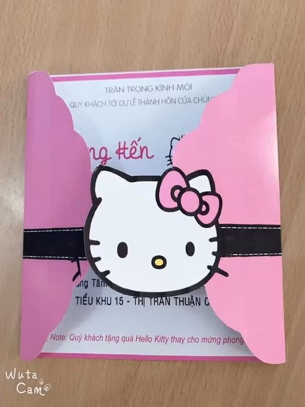 Co gai cuong Kitty: Mong quy khach tang qua Hello Kitty thay cho mung phong bi