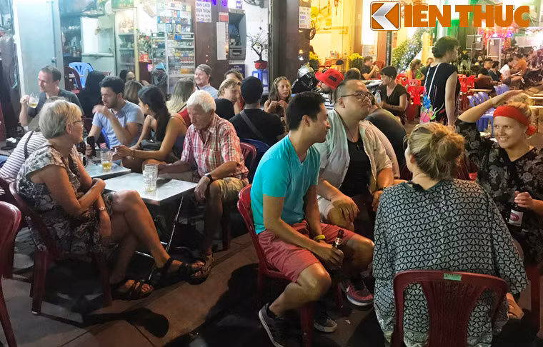 Suốt đêm qua đến rạng sáng mồng 1 Tết Mậu Tuất (16/2), cả khu vực phố Tây trên đường Bùi Viện (khu phố Tây balô - phường Phạm Ngũ Lão, quận 1, TP HCM), hàng trăm du khách quốc tế trắng đêm vui chơi đón giao thừa mừng năm mới Mậu Tuất.