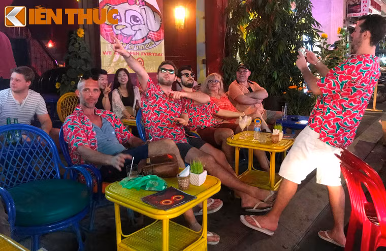 "Chúng tôi thật may mắn khi đến đây đúng vào ngày lễ hội lớn nhất của người dân Việt Nam. Đêm nay là thời khắc quan trọng nhất của đất nước các bạn, vì vậy chúng tôi đã chọn cho cả nhóm những chiếc áo mang hình dưa hấu đỏ tươi với mong muốn chúc cho tất cả mọi người luôn tươi vui và hạnh phúc", một thành viên nhóm du khách đến từ nước Anh chia sẻ.