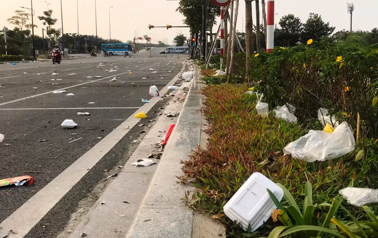 Cảnh tượng khủng khiếp đầy rác thải trên đường trong Khu đô thị mới Thủ Thiêm khiến ai chứng kiến cũng vô cùng ngao ngán...