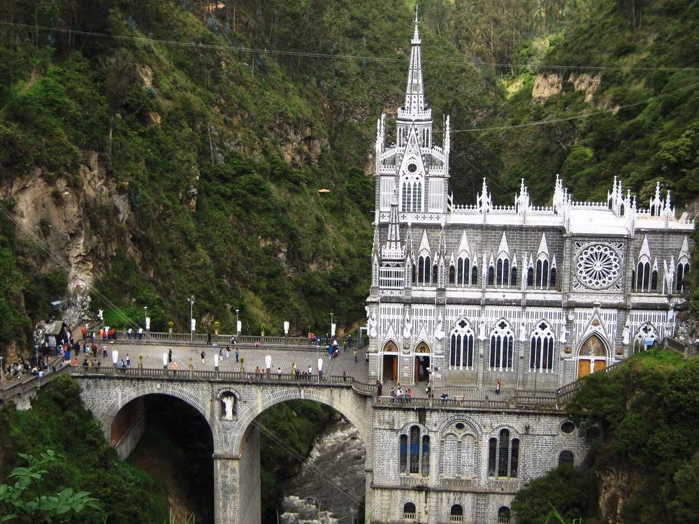 Cái tên Lajas xuất phát từ tên của một kiểu đá trầm tích phẳng tương tự loại gạch lát sàn được tìm thấy tại núi Andes. Có một truyền thuyết cho rằng, tại dãy núi này người ta đã nhìn thấy sự xuất hiện của Đức mẹ đồng trinh Maria.