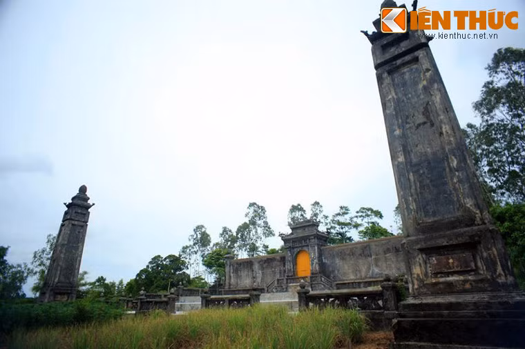 Lăng Từ Cung nằm trên một ngọn đồi gần lăng Thánh Cung, là lăng mộ của Từ Cung hoàng thái hậu, vợ vua Khải Định, mẹ vua Bảo Đại. Bà là Hoàng thái hậu cuối cùng của nền quân chủ chuyên chế Việt Nam.