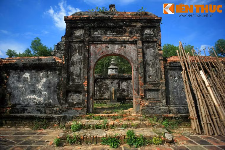 Lăng Hoàng Cô nằm trong quần thể lăng Gia Long, là nơi an nghỉ của Thái Trưởng Công chúa Long Thành, chị ruột vua Gia Long. Nét khác biệt của lăng Hoàng Cô với các lăng mộ hoàng tộc Nguyễn khác là mộ phần hình tòa tháp nhiều tầng giống như tháp chứa di cốt của các nhà sư trong chùa Phật giáo, do Công chúa đã xuất gia vào những năm cuối đời.