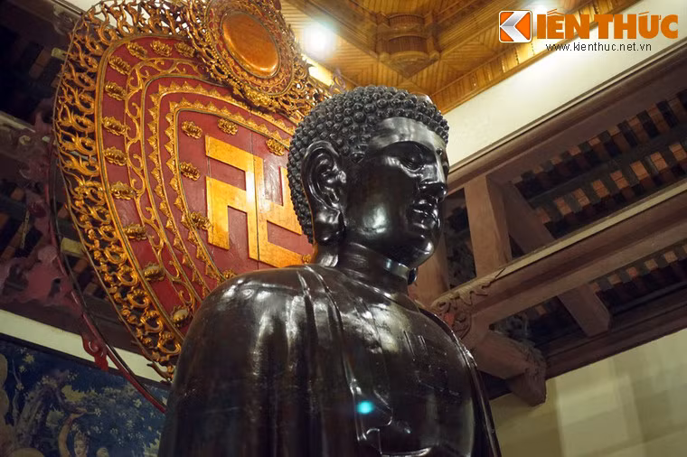  Tượng Phật chùa Ngũ Xã này được đúc hoàn toàn bằng phương pháp thủ công, thể hiện tay nghề điêu luyện của các nghệ nhân làng nghề đúc đồng Ngũ Xã.