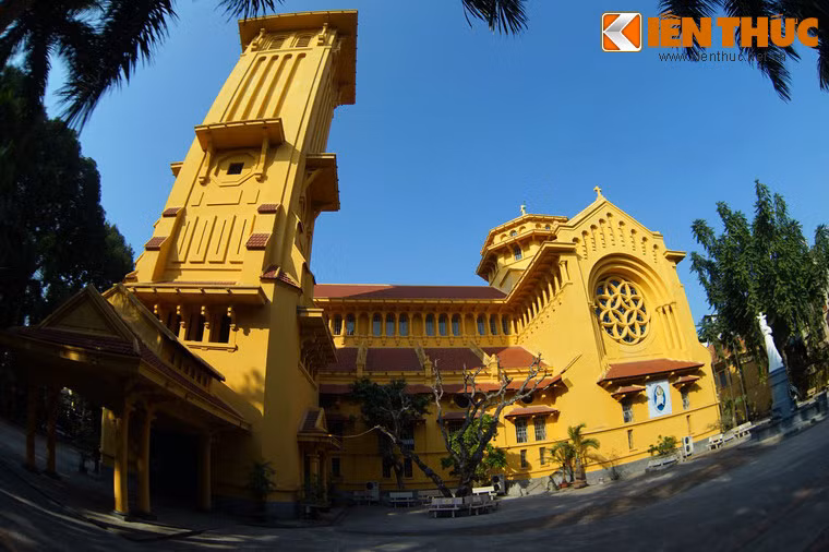 Điều này làm cho nhà thờ Cửa Bắc có nét độc đáo so với đa phần các công trình Thiên Chúa giáo khác với hình thức đăng đối nghiêm cẩn mà người Pháp thường xây dựng ở Việt Nam.