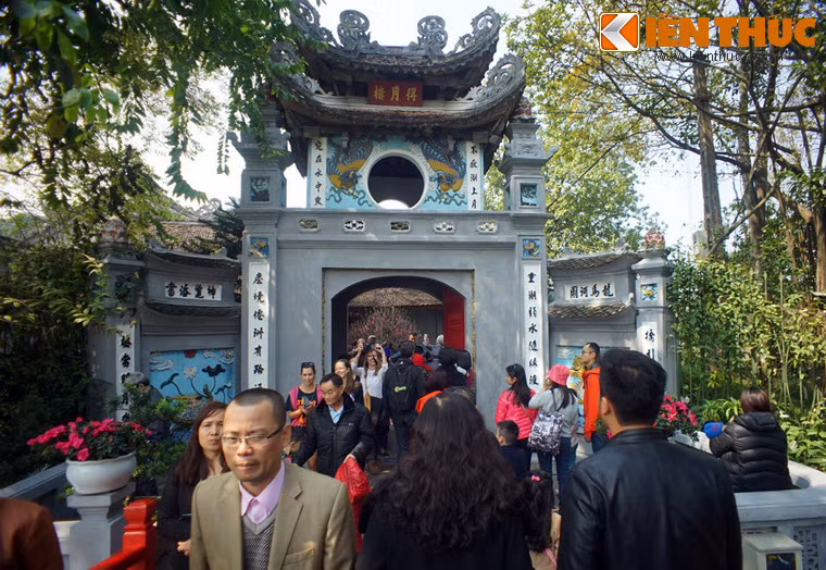 Mất khá nhiều thời gian để nhích từng bước một trên cầu Thê Húc, du khách mới tới được Đắc Nguyệt Lâu - cổng trong của đền.