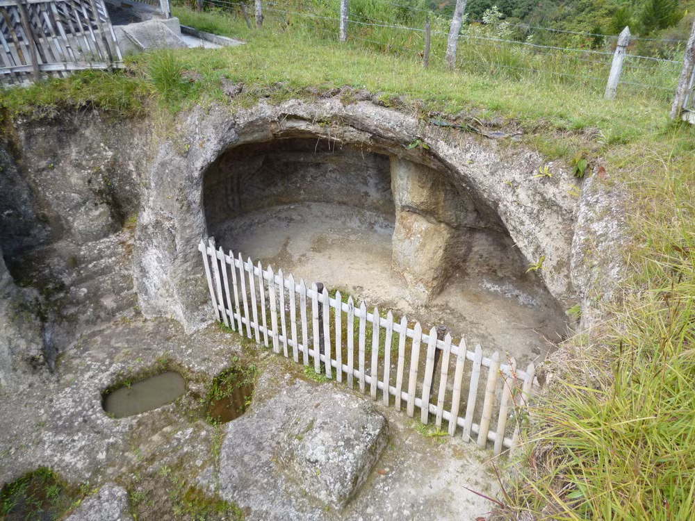 Các lăng mộ Hypogeum điển hình đều hướng về phía Tây, bao gồm một cầu thang xoắn ốc và một buồng chính rộng từ 10-12 mét, nằm sâu từ 5-8 mét bên dưới mặt đất, với một số hốc nhỏ chứa hài cốt xung quanh.