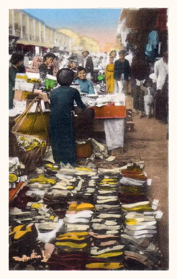 Hàng bán giày trên phố.
