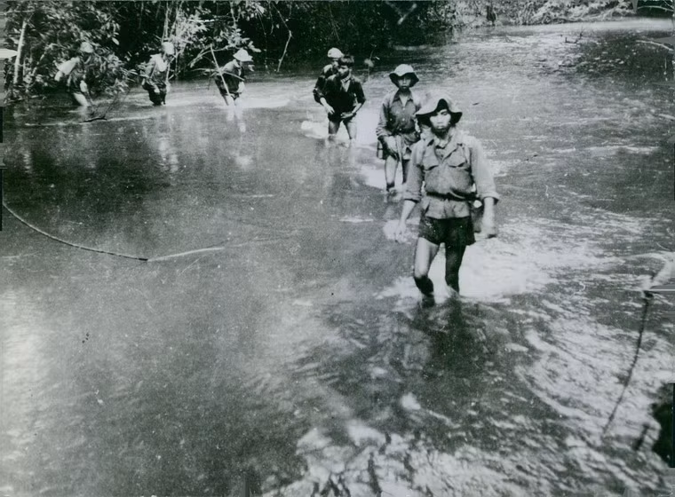 Chiến sĩ du kích vượt sông, 1964.