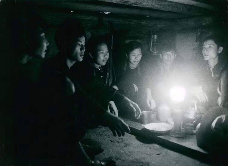 Bữa ăn trong hầm ở Củ Chi, 1967.