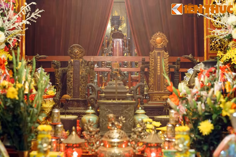 Trong cung cấm là nơi đặt tượng thần Long Đỗ.
