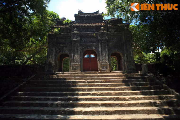 Chùa Báo Quốc tọa lạc trên đồi Hàm Long (phường Phường Đúc) cũng là một ngôi cổ tự danh tiếng của Huế.