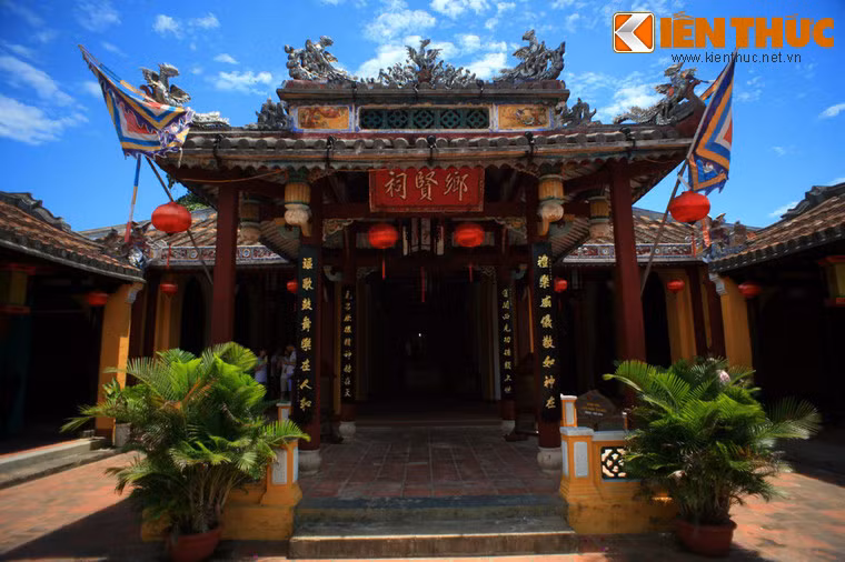 Nằm trên đường Nguyễn Thị Minh Khai, Đình Cẩm Phô được hình thành vào khoảng cuối thế kỷ 15 và được tu bổ lại như hiện nay vào năm 1817. Đây là ngôi đình cổ của Hội An. Khi mới được xây dựng, đình là nơi thờ Thành Hoàng, Bà Đại Càn, các vị thần sông nước cùng một số vị thần bảo hộ của làng. Đến lần tu bổ vào năm 1897, đình thờ thêm các vị Tiền hiền, Hậu hiền của làng nên người dân còn gọi Đình Cẩm Phô là “Cẩm Phô Hương Hiền”.