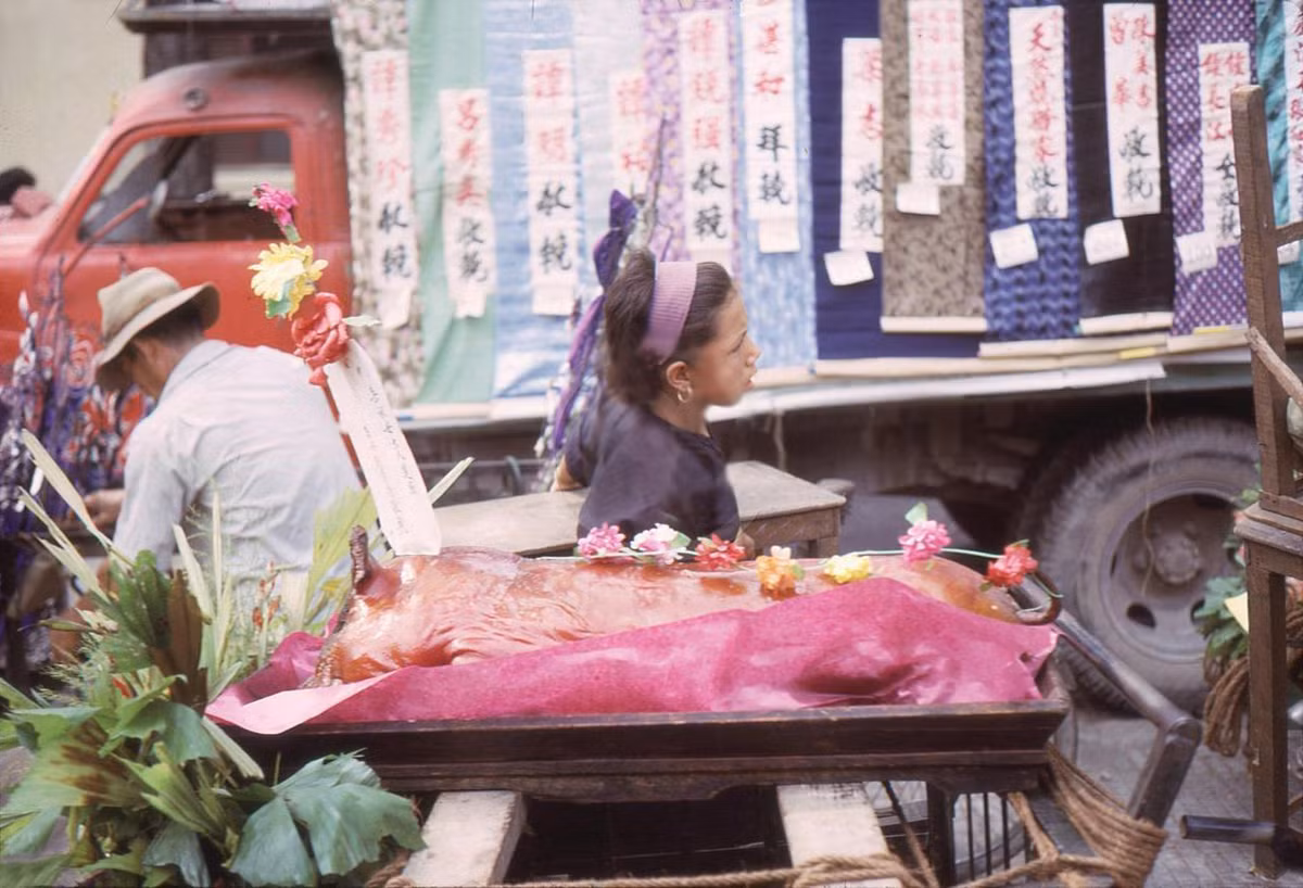 Lợn quay dùng để cúng.