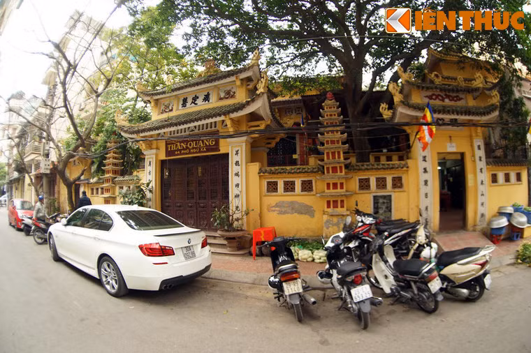 3. Chùa Ngũ Xã (Thần Quang tự) nằm ở phố Ngũ Xã, cách phố Trúc Bạch khoảng 100 mét, là một ngôi chùa được dựng vào thời Hậu Lê, thế kỷ 18. Sau trận hỏa hoạn năm 1949 chùa được xây dựng lại, hoàn thành năm 1951.