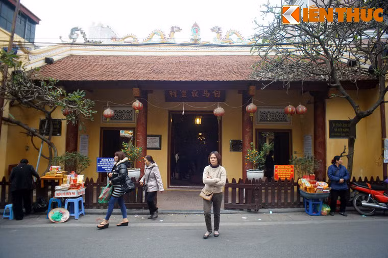 3. Nằm ở địa chỉ 76 phố Hàng Buồm, quận Hoàn Kiếm, Hà Nội, đền Bạch Mã là một trong tứ Trấn của kinh thành Thăng Long xưa (gồm bốn ngôi đền: Đền Quán Thánh trấn giữ phía Bắc; đền Kim Liên trấn giữ phía Nam; đền Voi Phục trấn giữ phía Tây; đền Bạch Mã trấn giữ phía Đông).