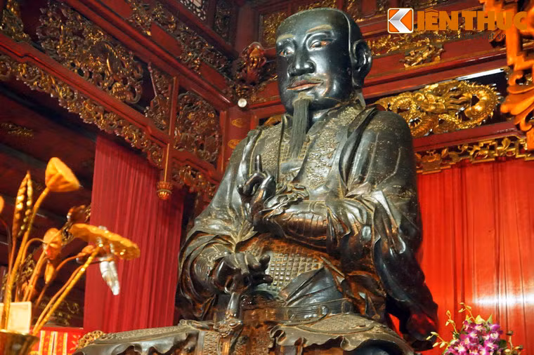 Tượng có khuôn mặt vuông chữ điền nghiêm nghị nhưng bình thản, hiền hậu với đôi mắt nhìn thẳng, râu dài, tóc xoã không đội mũ.