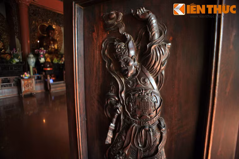 Cận cảnh một cánh cửa.