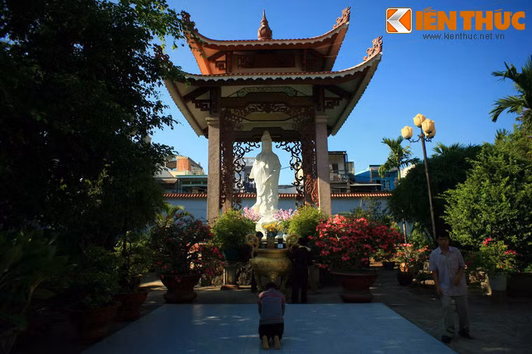 Từ khi hoạt động đến nay chùa Huệ Nghiêm đã được trùng tu nhiều lần và trở thành một ngôi chùa có những công trình kiến trúc độc đáo hiếm có của Sài Gòn.
