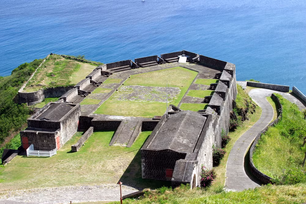 Nằm trên đảo Saint Kitts thuộc đảo quốc Saint Kitts và Nevis, pháo đài Brimstone Hill là một công trình quân sự cổ tuyệt đẹp do đế quốc Anh xây dựng ở vùng biển Caribbean.